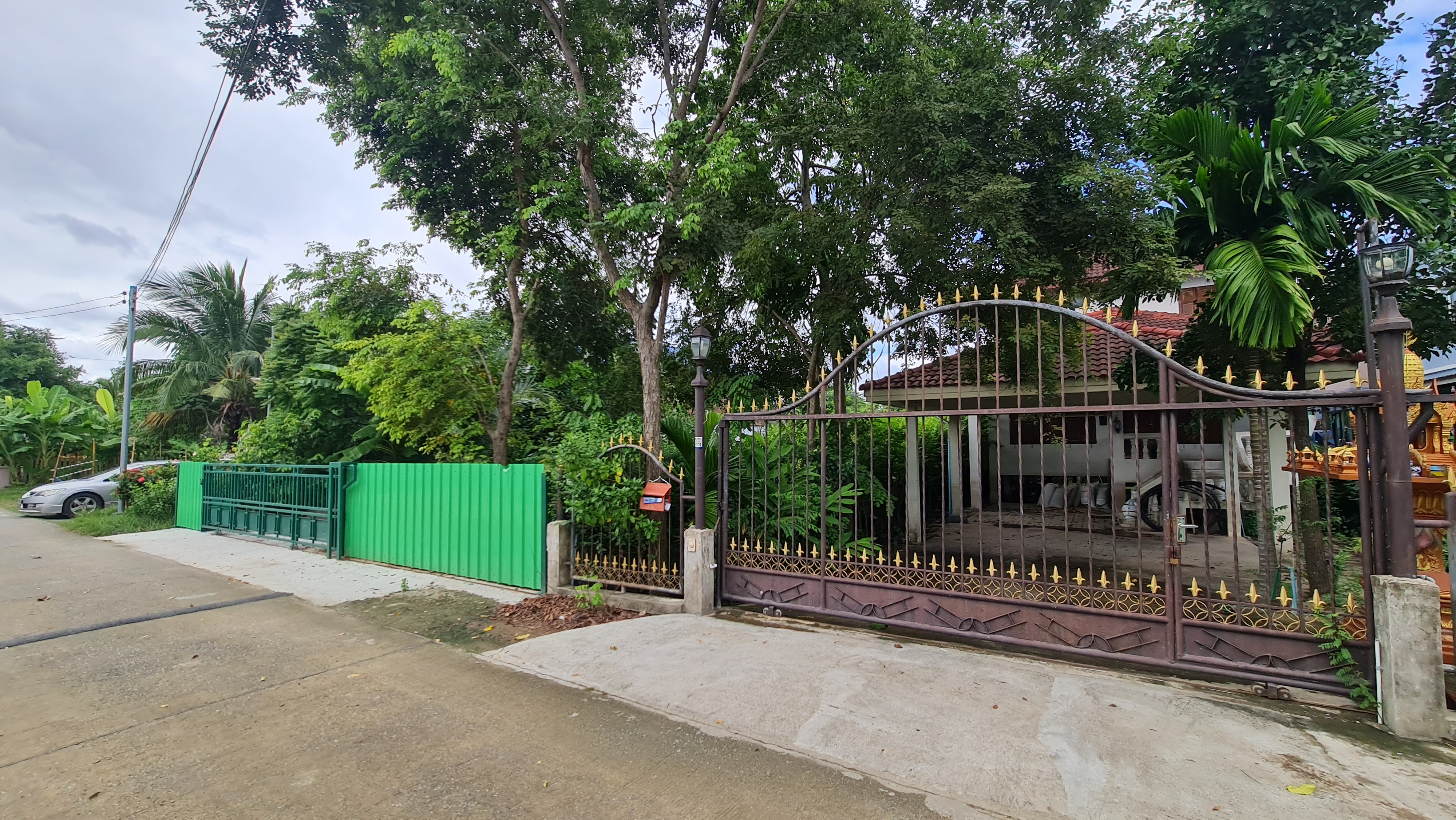 [ขายด่วน] ที่ดินแปลงใหญ่ 498 ตร.ว. พร้อมบ้านหลังใหญ่ ติดคลอง บรรยากาศร่มรื่น ย่านบางกรวย